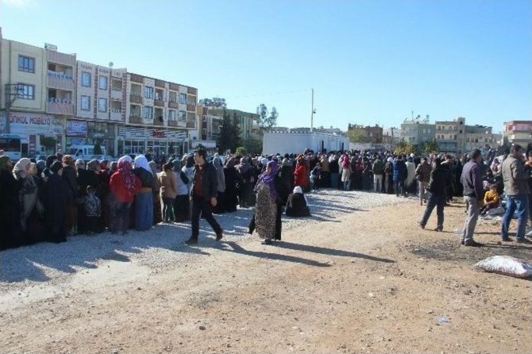 Şanlıurfa&rsquo;da Suriyelilere K&ouml;m&uuml;r Dağıtımı