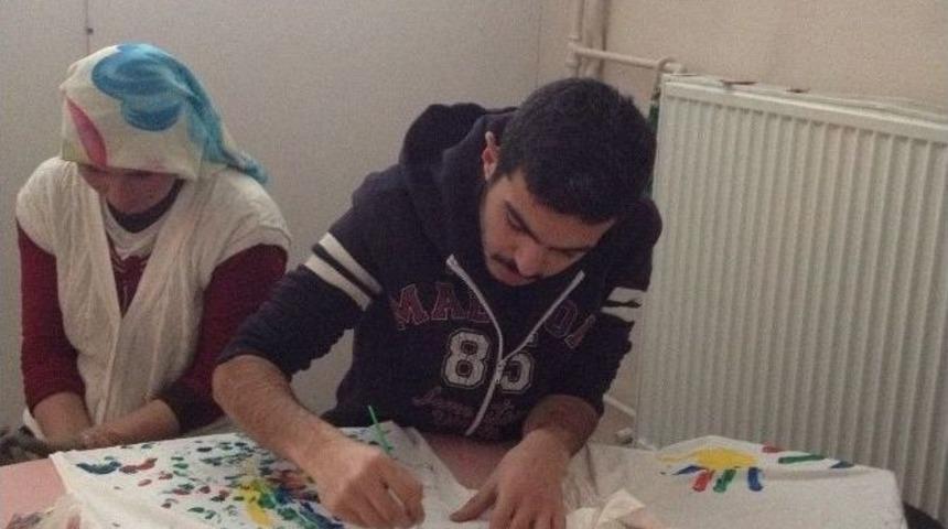 &Uuml;niversite &Ouml;ğrencilerinden &lsquo;&ouml;zg&uuml;r Eller&rsquo; Projesi