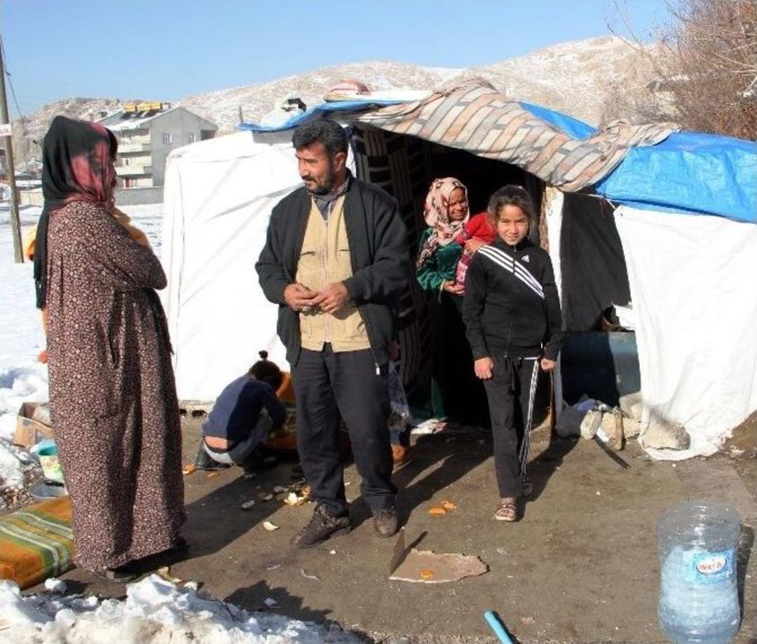 Sığınmacı Ailelerin &Ccedil;adırda Yaşam M&uuml;cadelesi