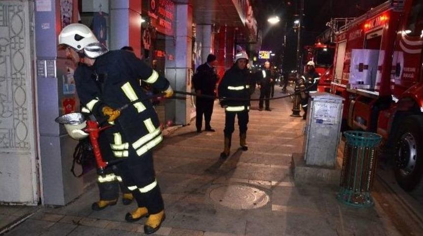 Havalandırma Boşluğundaki Yangın Paniğe Yol A&ccedil;tı