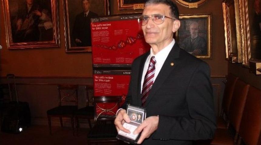 Aziz Sancar, &Uuml;yelik Kartını Aldı