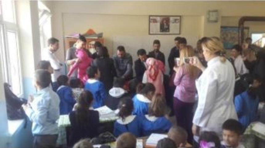 As&uuml; &Ouml;ğrencilerinden Kırtasiye Ve Kıyafet Desteği