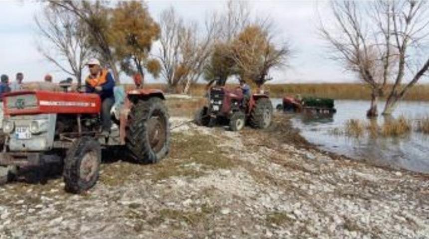 G&ouml;lde Mahsur Kalan Trakt&ouml;r&uuml;, Trakt&ouml;rlerle Kurtardılar