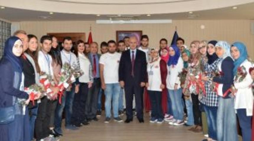 Me&uuml;&rsquo;n&uuml;n Suriyeli M&uuml;lteci &Ouml;ğrencilerinden Teşekk&uuml;r &Ccedil;i&ccedil;ekleri
