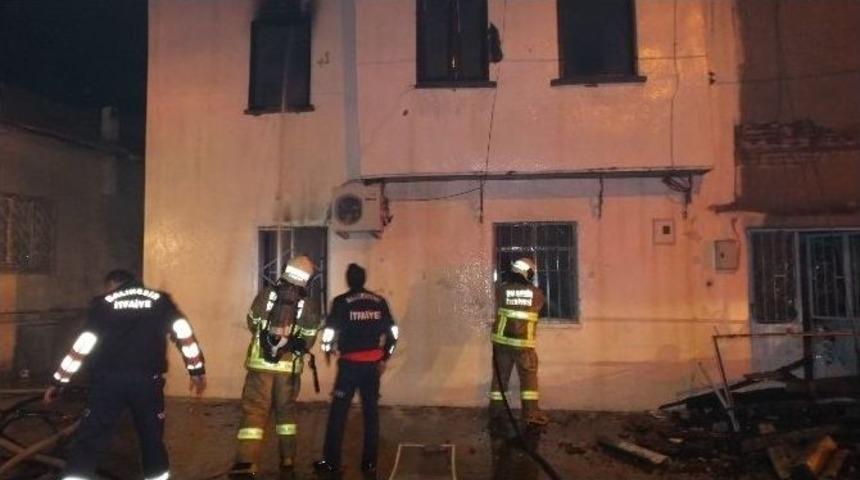 Burhaniye’de Baca Yangını İki Evi Kül Etti