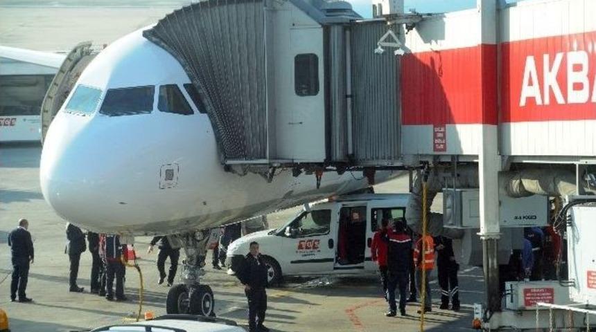 El Freni Çekilmeyen Araç, Uçağa Çarptı