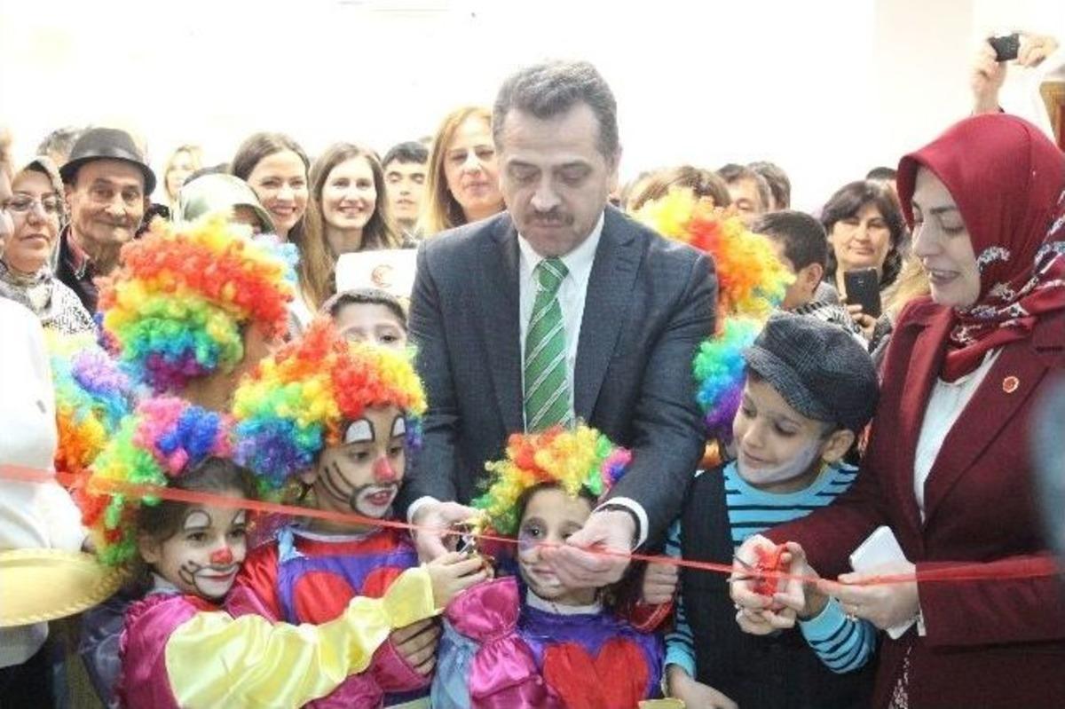 Engelli Minikler Mezuniyet Sevincini Kep Atarak Kutladı