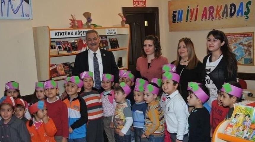 &Ouml;ğrenciler "mutlu &Ccedil;ocuk K&uuml;t&uuml;phanesi"nde Mutlu