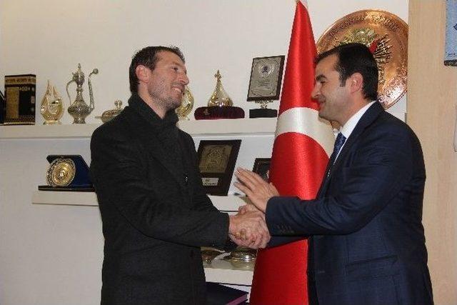 Büyükşehir Belediyespor Bayram Bektaş İle Sözleşme İmzaladı