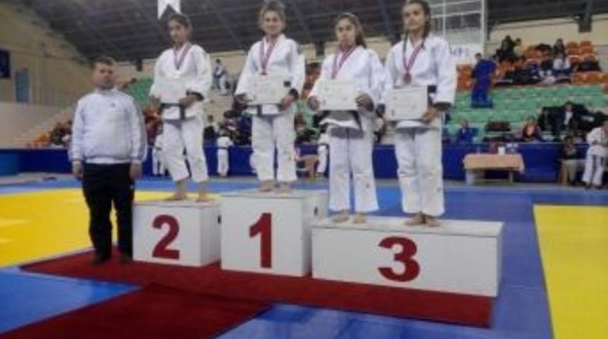 Yalovalı Tuana &Ccedil;orum&rsquo;dan &Uuml;&ccedil;&uuml;nc&uuml;l&uuml;kle D&ouml;nd&uuml;