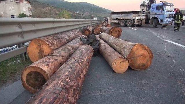 Tem’de Devrilen Tomruk Yüklü Tır Trafiği Felç Etti