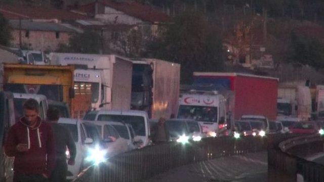 Tem’de Devrilen Tomruk Yüklü Tır Trafiği Felç Etti