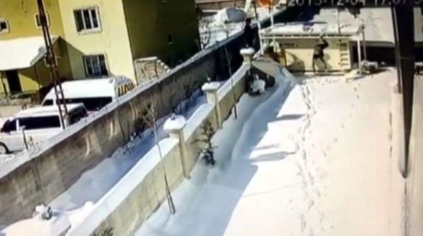 Kar Temizlerken &Ccedil;atıdan Aşağı D&uuml;şt&uuml;