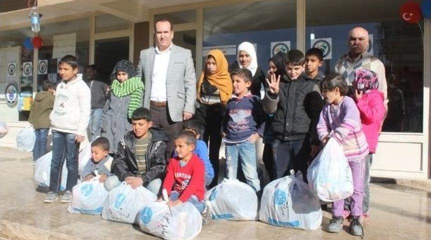Suriyeli &Ccedil;ocuklara Giysi Yardımı Yapıldı