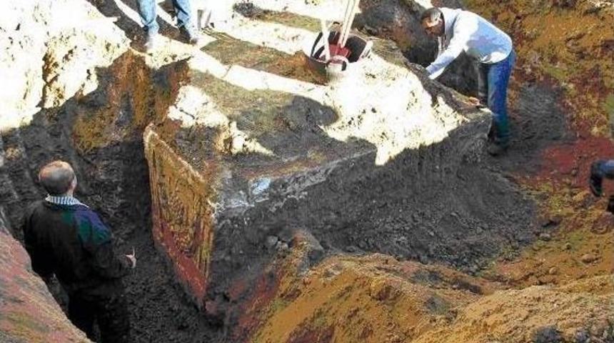 Ev Temelinde Bin 900 Yıllık Lahit Bulundu