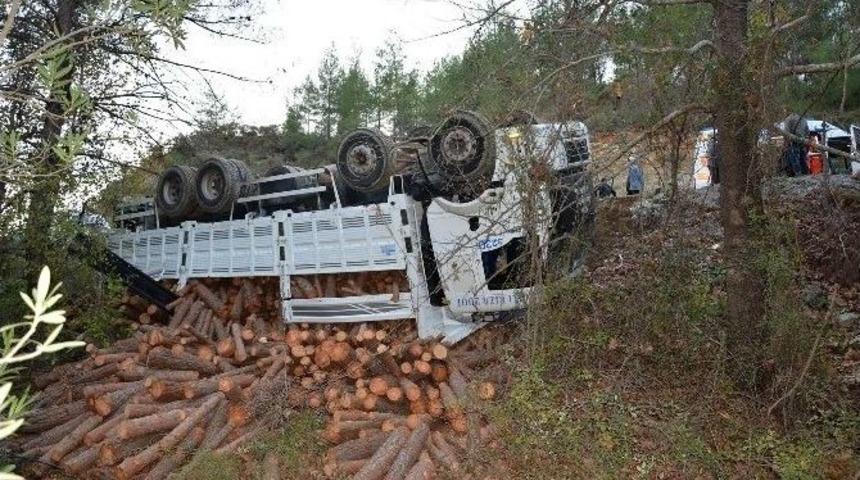 Dalaman&rsquo;da Tomruk Y&uuml;kl&uuml; Tır Devrildi: 2 Yaralı