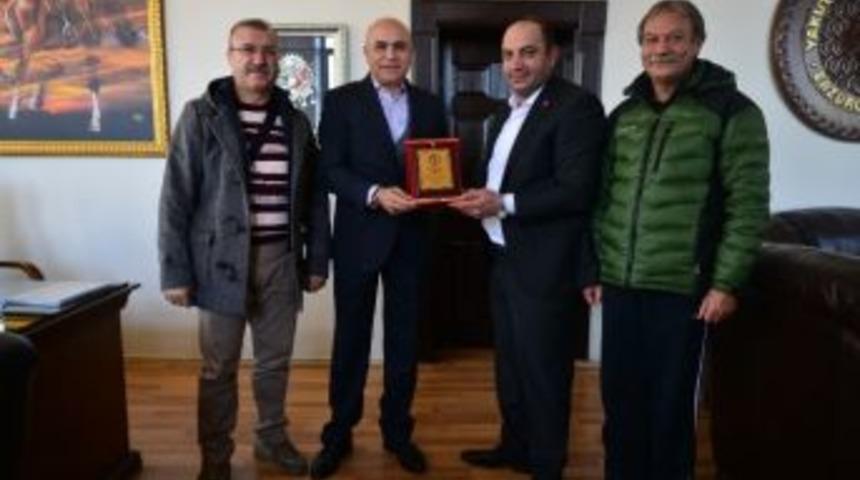 Spor Bilimlerinden Korkut&rsquo;a Plaket