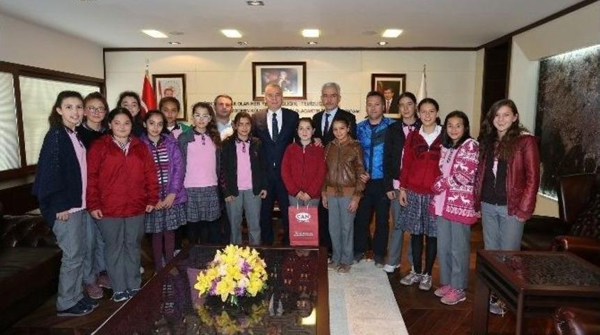 Serinhisarlı Basketbolcu Kızlardan Başkan Zolan&rsquo;a Ziyaret