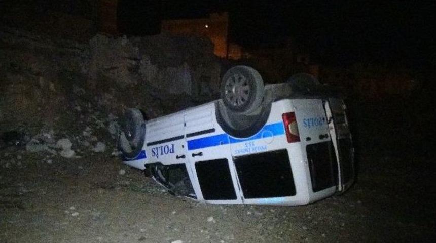 Dur İhtarına Uymayan Otomobili Kovalayan Polis Aracı U&ccedil;uruma Yuvarlandı: 2 Polis Yaralı