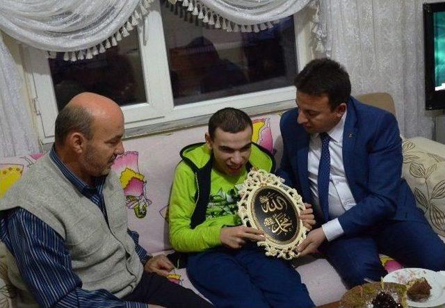 Engelli Oğuzcan&rsquo;a Doğum G&uuml;n&uuml; S&uuml;rprizi 1