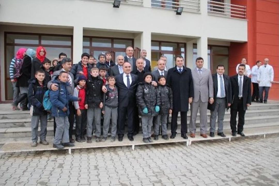 Vali G&uuml;naydın, Tosya&rsquo;da Okullarına &Ouml;denek S&ouml;z&uuml; Verdi