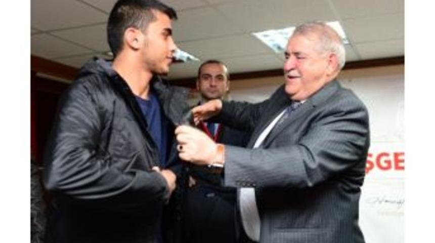 Kahramanmaraş&rsquo;ta Bin 500 &Ccedil;ırağa Kışlık Kaban