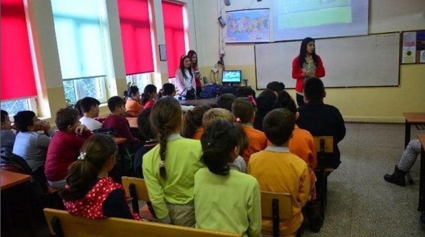 İlkokul &Ouml;ğrencilerine Medya Okuryazarlığı Hakkında Bilgi Verildi