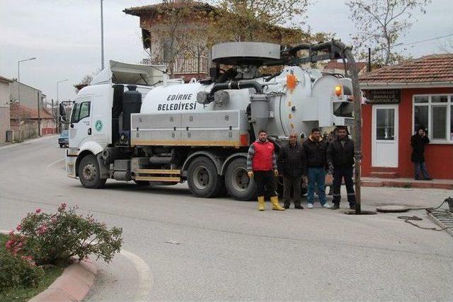 Kanalizasyon Bacaları Ve Izgaralar Temizleniyor