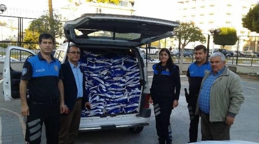 Polisten 10 Bin &Ouml;ğrenciye Kıyafet Yardımı