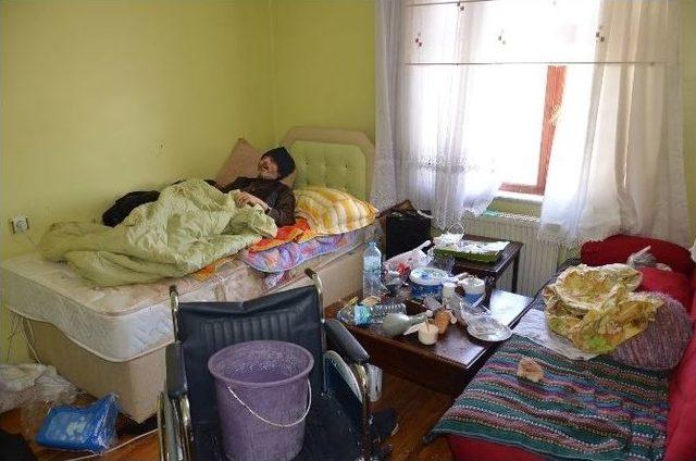 Hasta Adam Kendisine Uzanacak Bir Yardım Eli Bekliyor 1