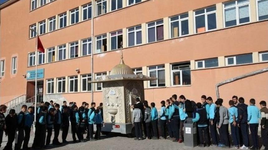 Kocasinan İkram &Ccedil;eşmesi Soğuk Havada Vatandaşların İ&ccedil;ini Isıtıyor