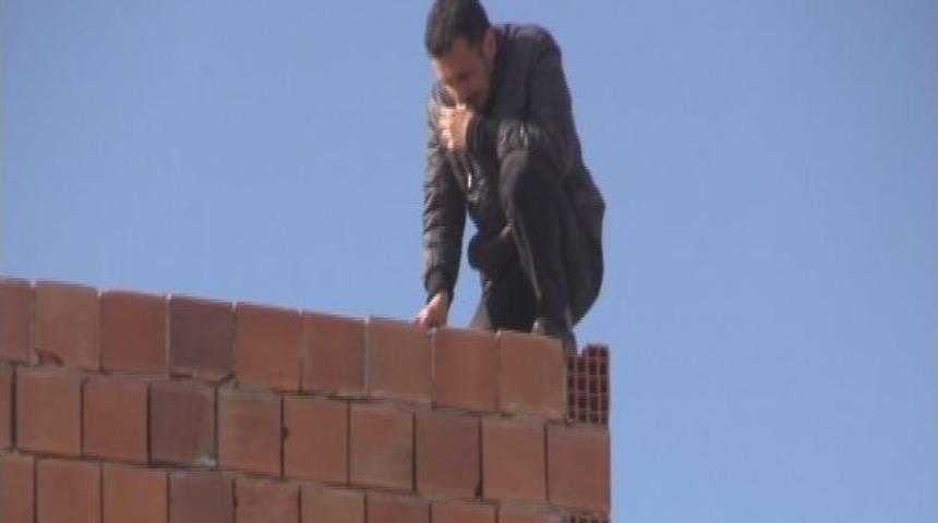 Eşi &Ccedil;ocuklarıyla Evi Terk Edince &Ccedil;atıya &Ccedil;ıktı