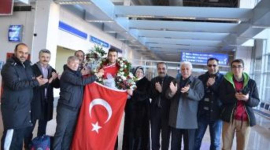 Balkan &Uuml;&ccedil;&uuml;nc&uuml;s&uuml; Taekwondocu &Ccedil;i&ccedil;eklerle Karşılandı