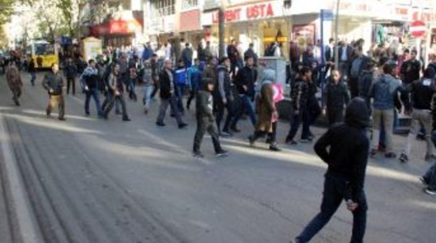 Diyarbakır&rsquo;da Olaylar &Ccedil;ıktı