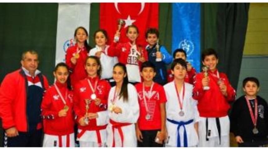 Bodrumlu Karateciler 4 Kupayla D&ouml;nd&uuml;