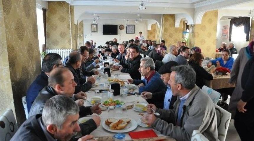 Boz&uuml;y&uuml;k Muhtarlar Derneği &Uuml;yelerine Yemek Verdi
