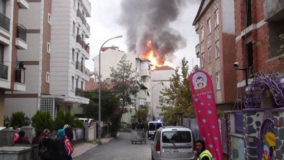 Kartal&rsquo;da Boşaltılan Binanın &Ccedil;atısı Alev Alev Yandı