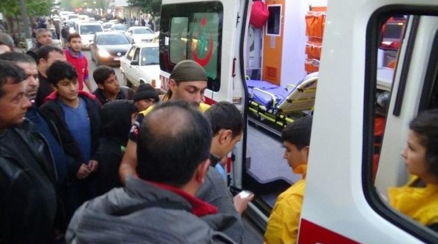 Otob&uuml;s Yoluna Giren Otomobil Yayaya &Ccedil;arptı