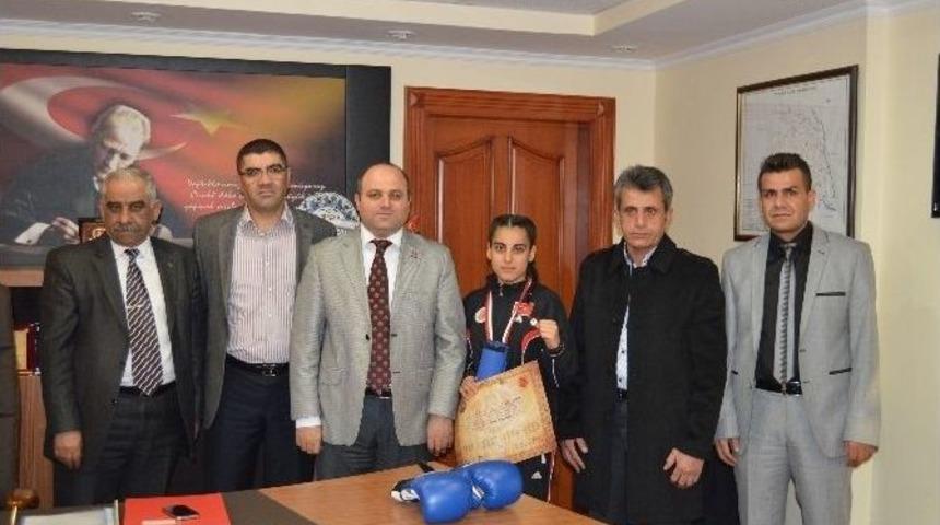 Besni Kaymakamı Kaya, Başarılı Sporcuyu &Ouml;d&uuml;llendirdi