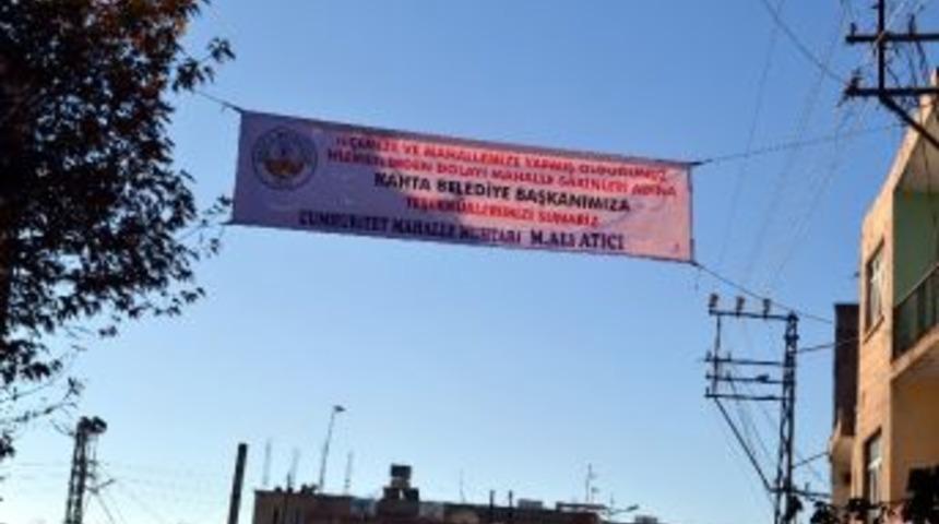 Mahalle Muhtarlarından Başkan Toprak&rsquo;a, Teşekk&uuml;r Pankartı