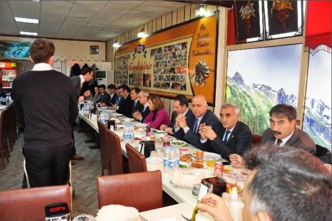 Apartmanın &Ccedil;atı Katında &Ccedil;ıkan Yangın Korkuttu