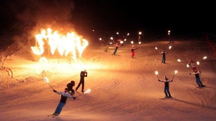 Paland&ouml;ken&rsquo;de Kayak Sezonu Meşaleli G&ouml;steriyle A&ccedil;ıldı