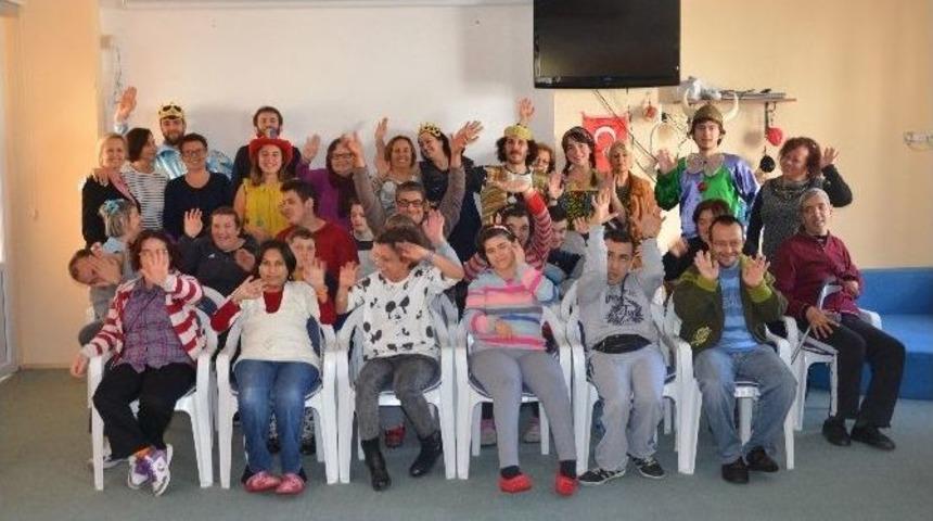 Erkan Y&uuml;cel Oyuncuları Engelliler İ&ccedil;in Sahnedeydi