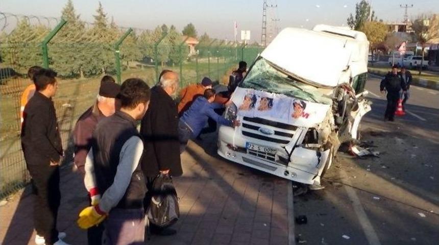 &Ouml;ğrenci Servisi &Ccedil;&ouml;p Kamyonuyla &Ccedil;arpıştı: 8 Yaralı