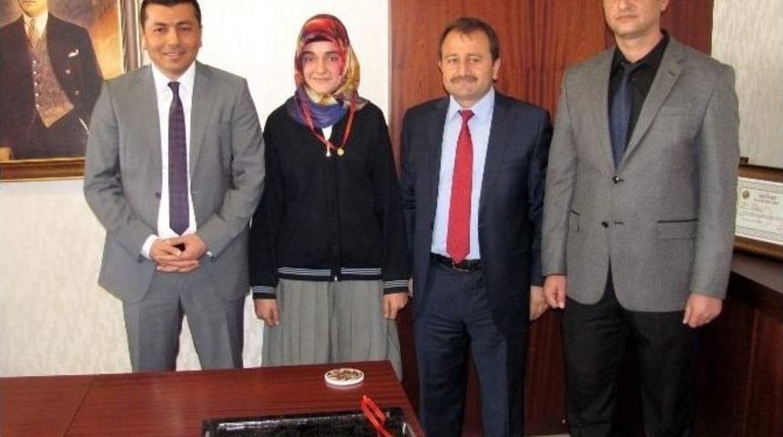 Başarılı &Ouml;ğrencilere Altın &Ouml;d&uuml;l&uuml;