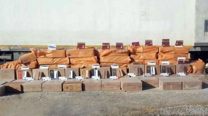 İzmir Polisi Bir Tır Dolusu Ka&ccedil;ak Sigara Ele Ge&ccedil;irdi