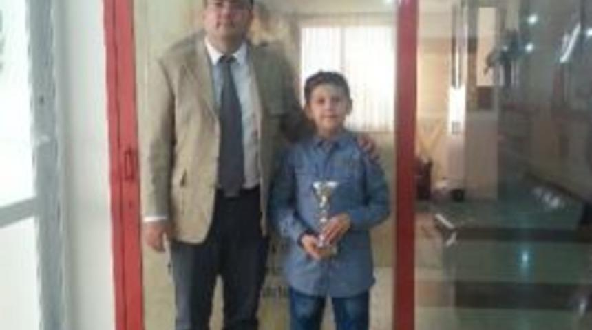 Akb&uuml;kl&uuml; &Ouml;ğrenci Satran&ccedil; Turnuvasından Madalya İle D&ouml;nd&uuml;