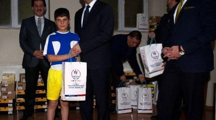 Vali Taşyapan Sporcuları &Ouml;d&uuml;llendirdi