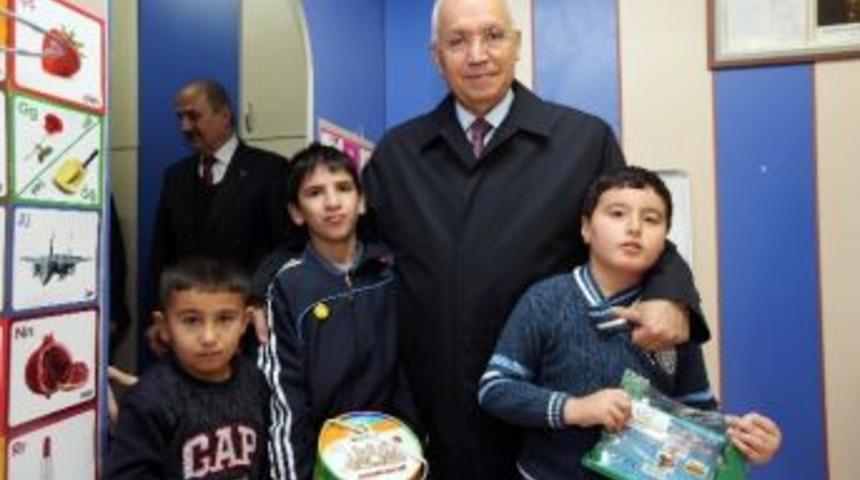 Yaşar&rsquo;dan Oğuzlar İlkokulu&rsquo;na Yardım Eli