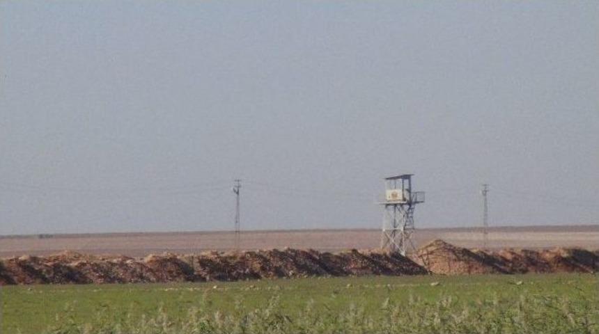 Suriye Sınırında Hendek Kazma Çalışmaları Sürüyor